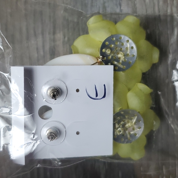 (MUST BUNDLE)Floral Yellow Earings 2"x1"in - Picture 3 of 4